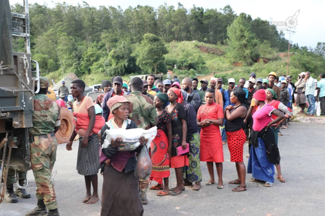 PICTURES: Soldiers Distribute Food Aid At Skyline, Chimanimani