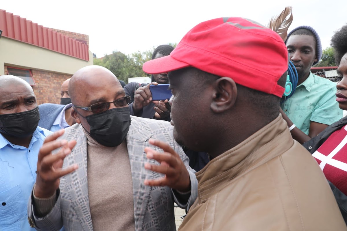 Motsoaledi Described As A Sell Out For Extending The Zimbabwe Exemption Permits (ZEP)